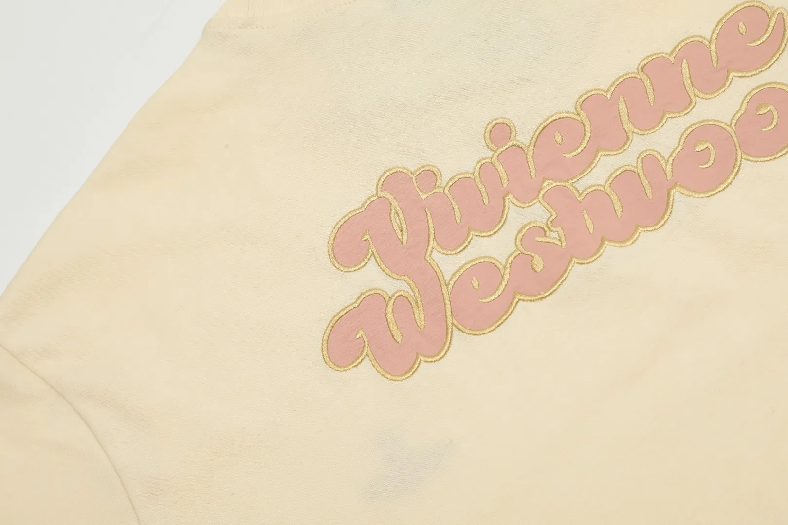 vivienne west wood Vivienne West Wood Three-dimensional patch embroidery short sleeves of Saturn Heavy Industry Heavy Industry Thousand-needle patch embroidery with cartoon logo on the back The hollow West Queen Mother logo on the front The combination of apricot and pink is very beautiful. The style with closed eyes. The full range of correct accessories. Every detail is completely restored and can be filled directly. Size: XS-L Color: Apricot